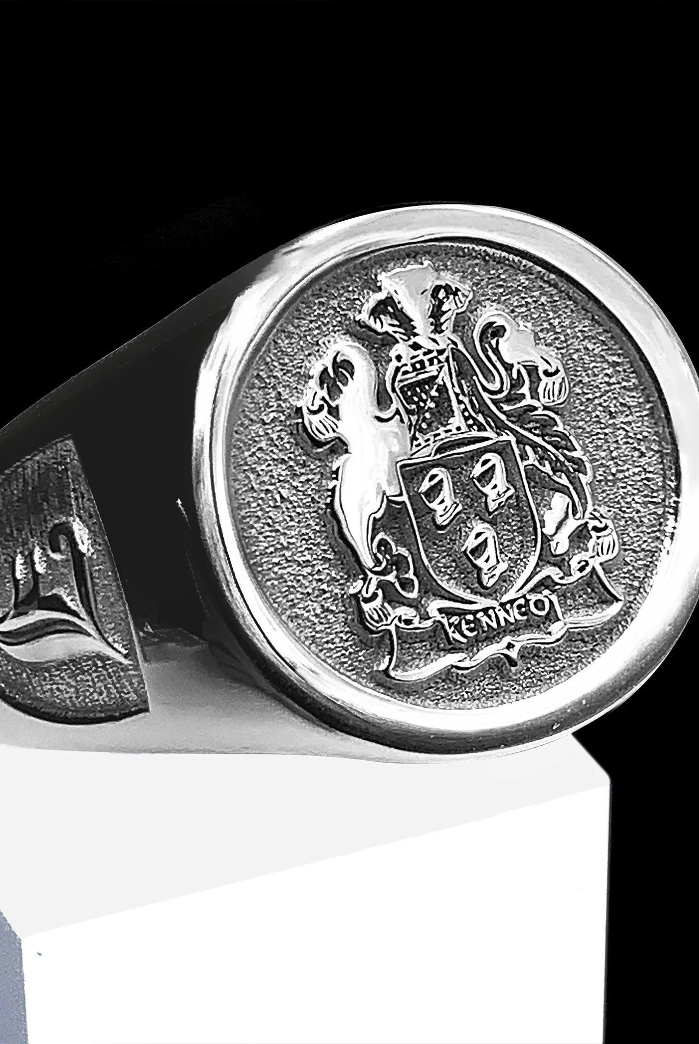 Engraved Family Crest Signet Ring | Custom Wax Seal & Coat of Arms | Personalized Jewelry in Silver & Gold - Belbren