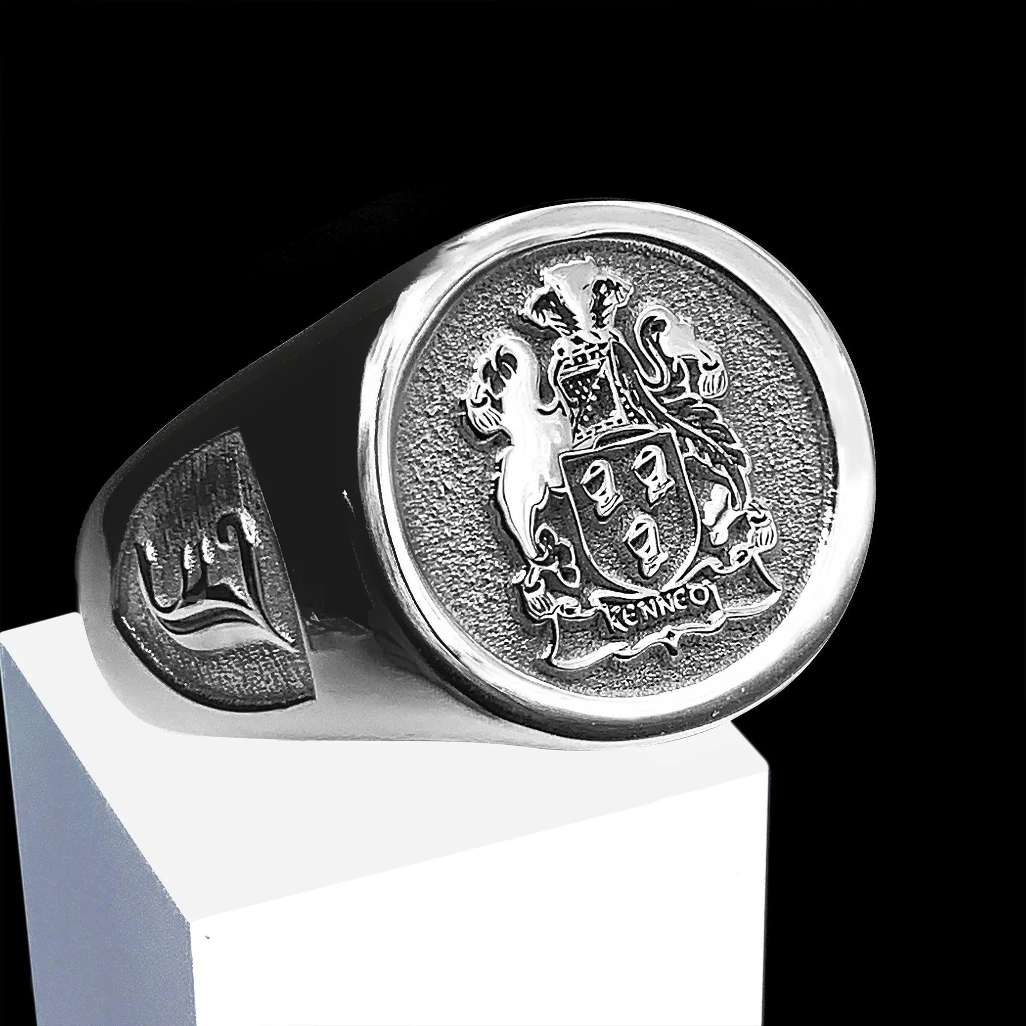 Engraved Family Crest Signet Ring | Custom Wax Seal & Coat of Arms | Personalized Jewelry in Silver & Gold - Belbren
