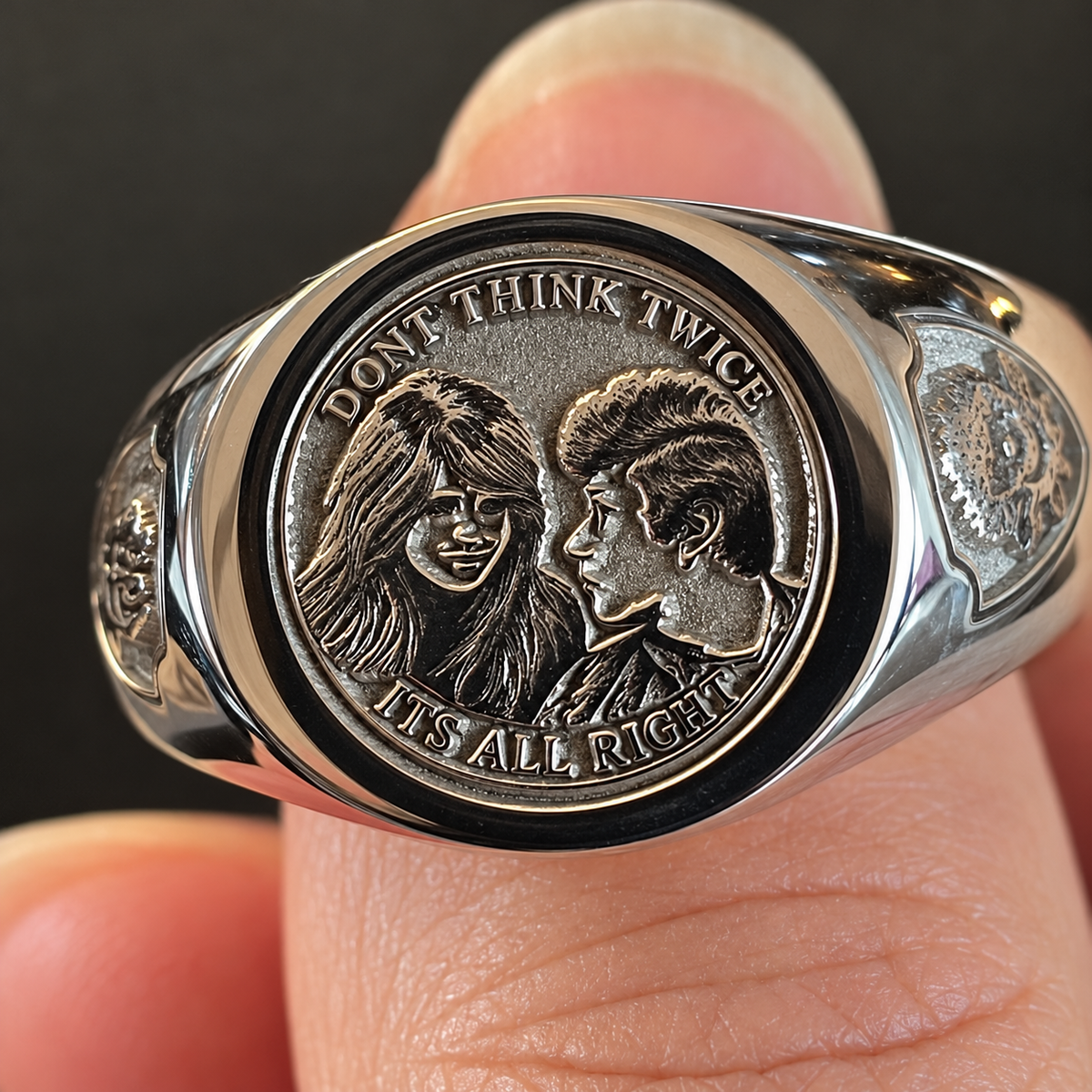 Custom portrait signet ring digital visualisation featuring a couple in detailed relief engraving with polished silver-tone finish.