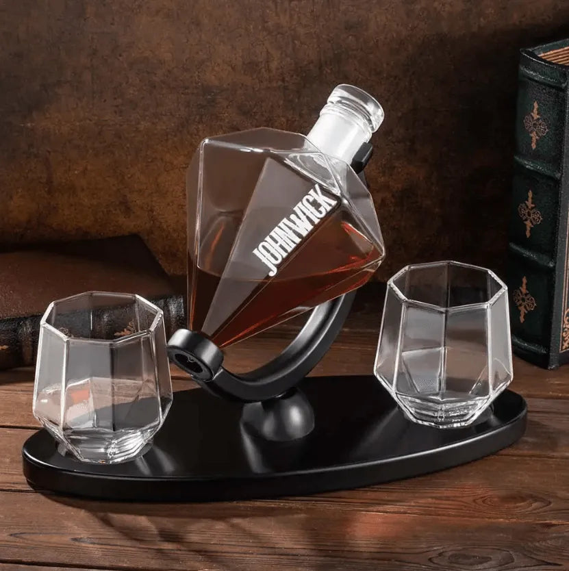 Personalized Diamond-Shaped Whiskey Decanter Set with Custom Engraving and Two Geometric Glasses - Ideal Gift for Whiskey Enthusiasts - Belbren