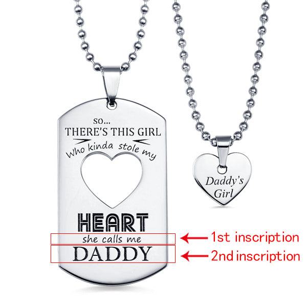 A silver necklace set: a dog tag engraved with "she calls me DADDY" and a heart pendant saying "Daddy's Girl", with arrows indicating inscriptions.